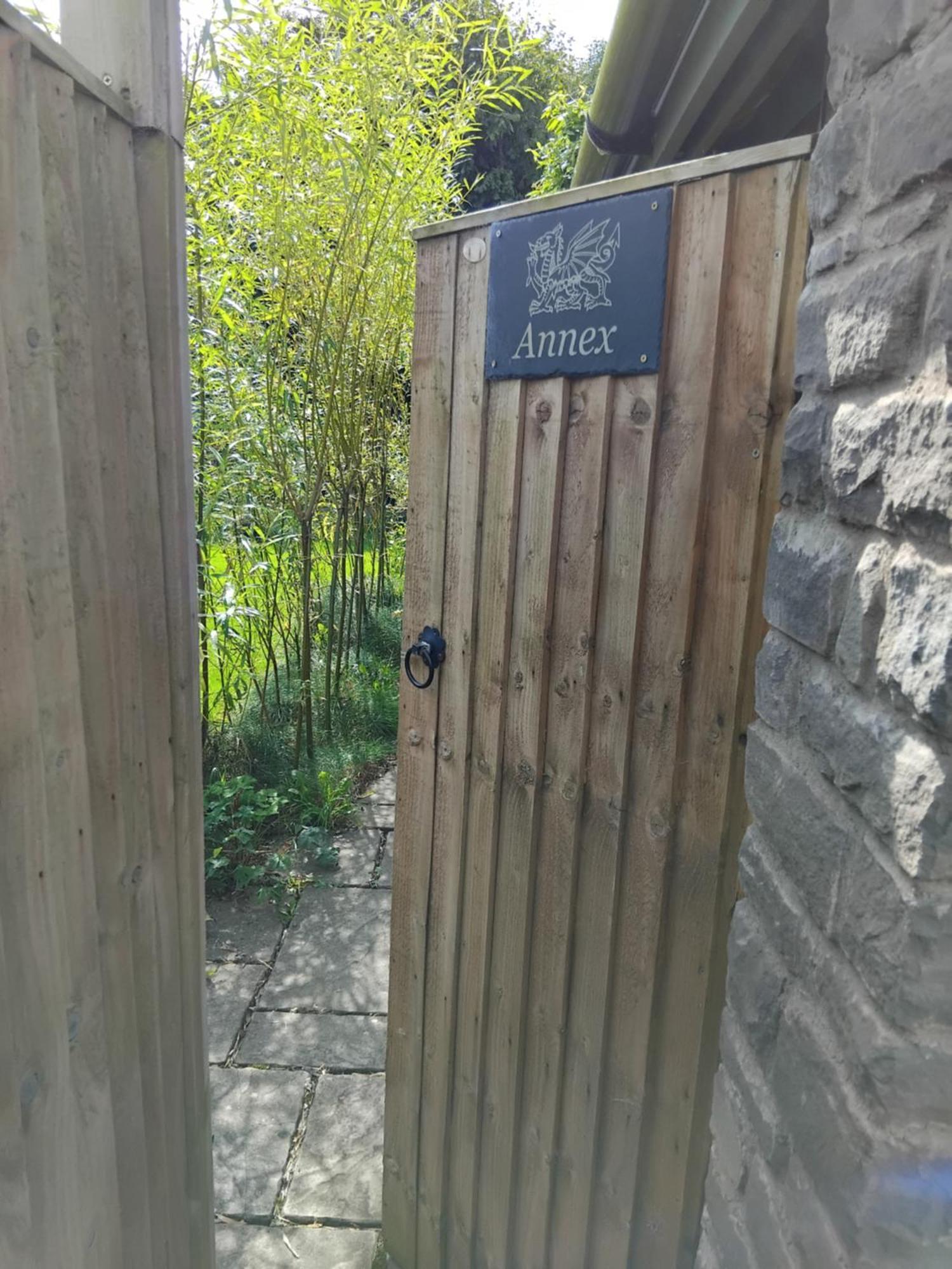 Post Office Row Apartment And Garden Crickhowell Exterior photo